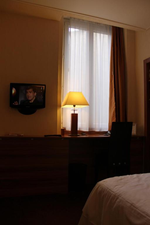 Hotel The Originals Du Grand Monarque Gare 2*